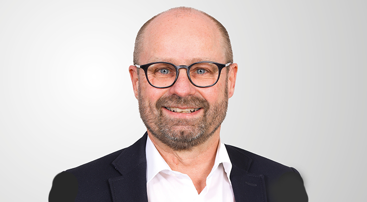 Porträt Foto von Dominik Frei, Leiter Branchenpolitik Gebäudehülle Schweiz